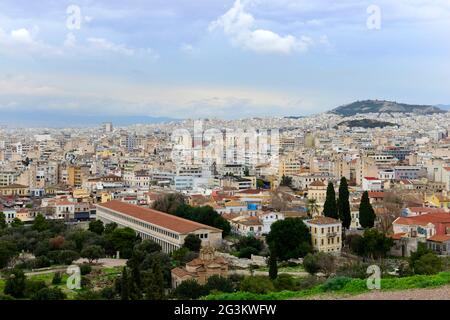 Blick auf die Altstadt von Athen mit neueren Stadtteilen im Hintergrund. Stockfoto