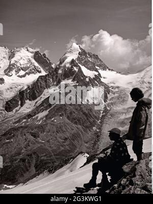 Freizeit, Wandern, Bergsteiger in Corvatsch mit Blick auf Piz Scerscen und Piz Roseg, 50er Jahre, ZUSÄTZLICHE-RIGHTS-CLEARANCE-INFO-NOT-AVAILABLE Stockfoto