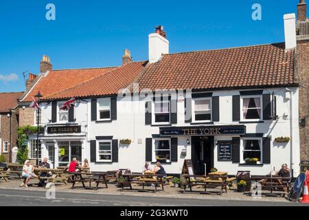 Menschen, die vor dem York Pub in Easingwold, North Yorkshire, England, Großbritannien, sitzen Stockfoto
