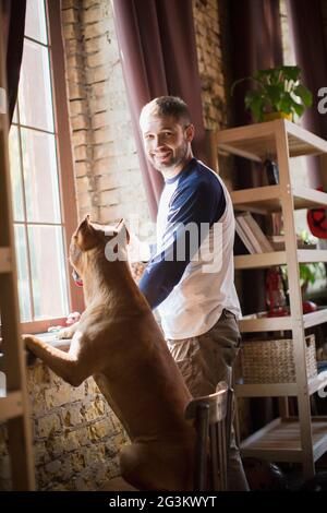 Wahre Freunde, Mann und seinem Hund die Zeit zu Hause. Stockfoto