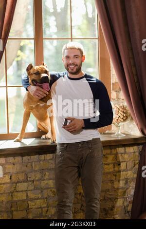 Ansicht der glückliche junge Mann und seinem Hund. Stockfoto