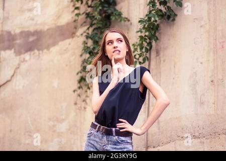 Attraktive junge Frau mit nachdenklichen Gesicht. Stockfoto