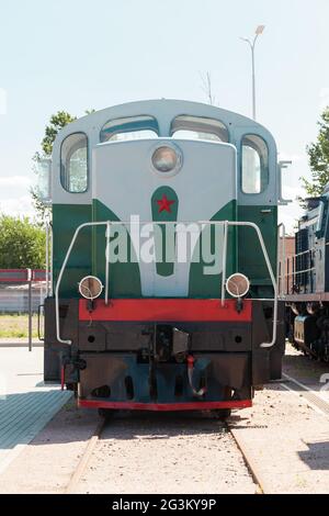 Alte sowjetische Diesellokomotive ist an einem sonnigen Tag auf einer Eisenbahn, Nahaufnahme von vorne Stockfoto