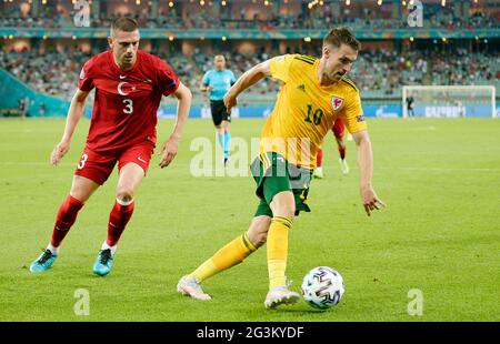 Baku. Juni 2021. Merih Demiral (L) aus der Türkei steht während des UEFA Euro 2020 Championship Group A-Spiels in Baku, Aserbaidschan, am 16. Juni 2021 mit Aaron Ramsey aus Wales auf. Quelle: Tofik Babayev/Xinhua/Alamy Live News Stockfoto