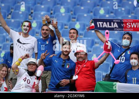 Rom, Italien. Juni 2021. Fans jubeln vor dem UEFA Euro 2020 Championship Group A Spiel zwischen Italien und der Schweiz in Rom, Italien, am 16. Juni 2021 an. Quelle: Cheng Tingting/Xinhua/Alamy Live News Stockfoto