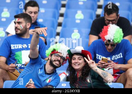Rom, Italien. Juni 2021. Fans jubeln vor dem UEFA Euro 2020 Championship Group A Spiel zwischen Italien und der Schweiz in Rom, Italien, am 16. Juni 2021 an. Quelle: Cheng Tingting/Xinhua/Alamy Live News Stockfoto