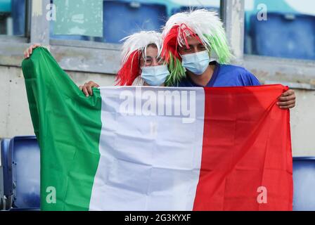 Rom, Italien. Juni 2021. Fans jubeln vor dem UEFA Euro 2020 Championship Group A Spiel zwischen Italien und der Schweiz in Rom, Italien, am 16. Juni 2021 an. Quelle: Cheng Tingting/Xinhua/Alamy Live News Stockfoto