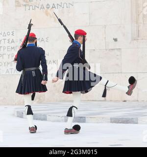 Athen, Griechenland - 24. Oktober 2017: Evzones vor dem Grab des unbekannten Soldaten Stockfoto