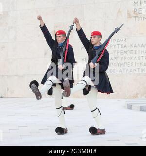 Athen, Griechenland - 24. Oktober 2017: Evzones vor dem Grab des unbekannten Soldaten Stockfoto