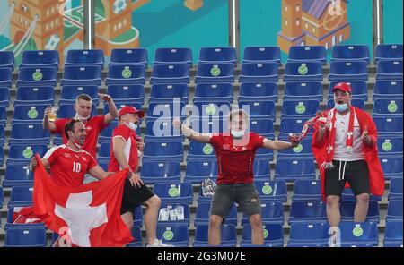 Rom, Italien. Juni 2021. Fans jubeln vor dem UEFA Euro 2020 Championship Group A Spiel zwischen Italien und der Schweiz in Rom, Italien, am 16. Juni 2021 an. Quelle: Cheng Tingting/Xinhua/Alamy Live News Stockfoto