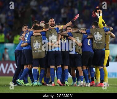 Rom, Italien. Juni 2021. Italiens Spieler feiern nach der UEFA Euro 2020 Championship Group EIN Spiel zwischen Italien und der Schweiz in Rom, Italien, 16. Juni 2021. Quelle: Cheng Tingting/Xinhua/Alamy Live News Stockfoto