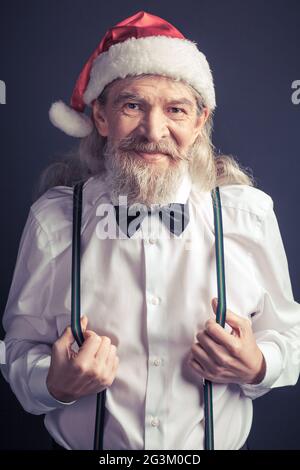 Happy Santa Claus in weißem Hemd und schwarzer Fliege. Stockfoto