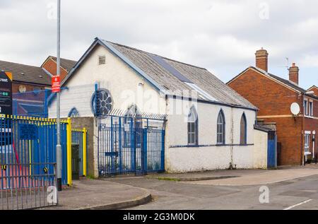 28. Juni 2019 die alte Disraeli Street Mission Hall direkt an der Tyhe Crumlin Road in Belfast, Nordirland. Ein weiterer Marker für den Niedergang der traditionellen Stockfoto