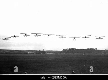 Militär, Italien, Luftwaffe, Manöver, ein Geschwader Kämpfer Fiat CR.32 in Formation über einem Luftwaffenstützpunkt, ZUSÄTZLICHE-RIGHTS-CLEARANCE-INFO-NOT-AVAILABLE Stockfoto