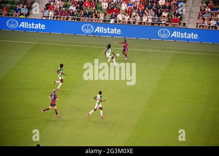 Austin, Texas, USA, 16 2021. Juni: CRYSTAL DUNN (19) vom Team USA fordert die Spielerin in der zweiten Hälfte des Spiels der US Women's National Team (USWNT) gegen Nigeria heraus und schlägt sie im ersten Spiel des neuen Q2-Stadions von Austin mit 2-0. Die US-amerikanische Frauenmannschaft, eine olympische Favoritin, stellt eine Reihe von Sommerspielen vor, um sich auf die Spiele in Tokio vorzubereiten. Kredit: Bob Daemmrich/Alamy Live Nachrichten Stockfoto