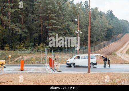 Grodno, Weißrussland - 15. November 2013: Eine weibliche Grenzschutzbeamterin überprüft die Dokumente auf der weißrussisch-polnischen Grenzlinie Stockfoto