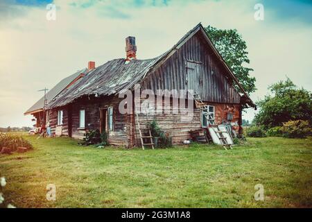 Alte verlassene Scheune aus Holz Stockfoto