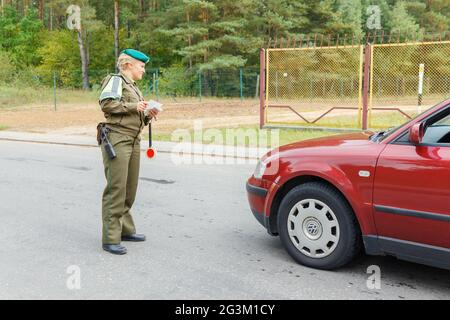 Eine weibliche Grenzschutzbeamterin überprüft die Dokumente Stockfoto