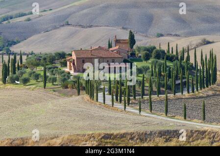 TOSKANA, ITALIEN - 23. SEPTEMBER 2017: Ein altes Landgut in der toskanischen Landschaft am Septembernachmittag. Italien Stockfoto