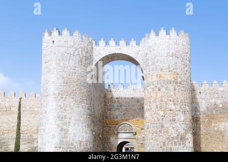 Das Alcazar-Tor (Puerta del Alcazar) der Stadtmauer in Avila, Spanien Stockfoto