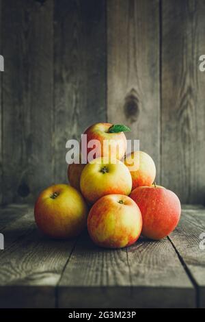 Äpfel auf hölzernen Hintergrund Stockfoto