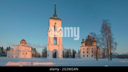 Klare Februar Morgen auf dem Cathedral Square. Kargopol. Archangelsk Region, Russland Stockfoto