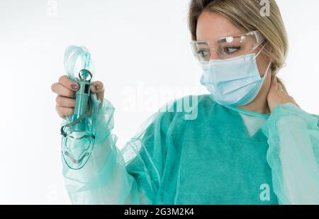 Porträt eines erschöpften Arztes in einer schützenden Gesichtsmaske mit nichtinvasivem Beatmungsgerät. Emotionaler Stress der Mitarbeiter im Gesundheitswesen, COVID-1 Stockfoto