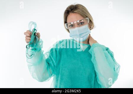 Porträt eines erschöpften Arztes in einer schützenden Gesichtsmaske mit nichtinvasivem Beatmungsgerät. Emotionaler Stress der Mitarbeiter im Gesundheitswesen, COVID-1 Stockfoto