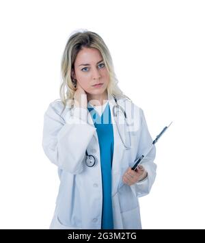 Überfordert Ärztin oder Krankenschwester trägt weißen Mantel über grünem Peeling Krankenhaus Uniform. Frustriert und müde arbeiten auf der Intensivstation. Emotiona Stockfoto
