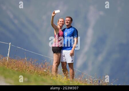 Nauders, Österreich- 5. August 2017 : Ehepaar fotografiert sie per Smartphone in den Bergen bei Nauders, Österreich Stockfoto