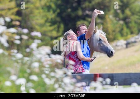 Nauders, Österreich- 5. August 2017 : Ehepaar fotografiert sie per Smartphone in den Bergen bei Nauders, Österreich Stockfoto