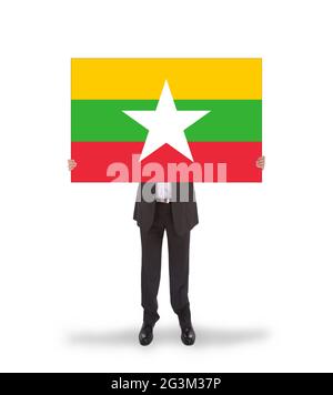 Geschäftsmann hielt eine große Karte, Flagge von Myanmar Stockfoto