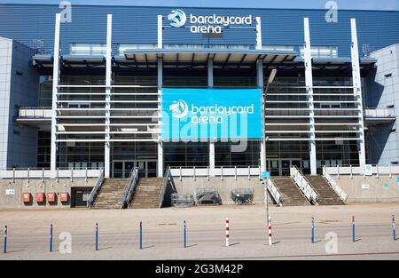 Hamburg, Deutschland. Juni 2021. Der Schriftzug „barclaycard Arena“ befindet sich auf der gleichnamigen Multifunktionsarena für Sport- und Kulturveranstaltungen. Die Barclaycard Arena in Bahrenfeld wird in Barclays Arena umbenannt. Quelle: Georg Wendt/dpa/Alamy Live News Stockfoto