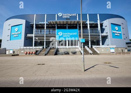 Hamburg, Deutschland. Juni 2021. Der Schriftzug „barclaycard Arena“ befindet sich auf der gleichnamigen Multifunktionsarena für Sport- und Kulturveranstaltungen. Die Barclaycard Arena in Bahrenfeld wird in Barclays Arena umbenannt. Quelle: Georg Wendt/dpa/Alamy Live News Stockfoto