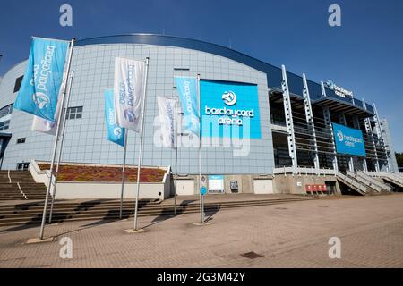 Hamburg, Deutschland. Juni 2021. Der Schriftzug „barclaycard Arena“ befindet sich auf der gleichnamigen Multifunktionsarena für Sport- und Kulturveranstaltungen. Die Barclaycard Arena in Bahrenfeld wird in Barclays Arena umbenannt. Quelle: Georg Wendt/dpa/Alamy Live News Stockfoto
