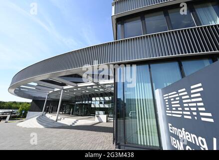 Ehningen, Deutschland. Juni 2021. Der deutsche Hauptsitz von IBM (International Business Machines Corporation), einem US-amerikanischen IT- und Beratungsunternehmen. Quelle: Bernd Weißbrod/dpa/Alamy Live News Stockfoto