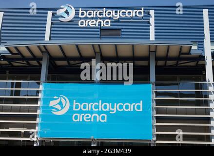 Hamburg, Deutschland. Juni 2021. Der Schriftzug „barclaycard Arena“ befindet sich auf der gleichnamigen Multifunktionsarena für Sport- und Kulturveranstaltungen. Die Barclaycard Arena in Bahrenfeld wird in Barclays Arena umbenannt. Quelle: Georg Wendt/dpa/Alamy Live News Stockfoto
