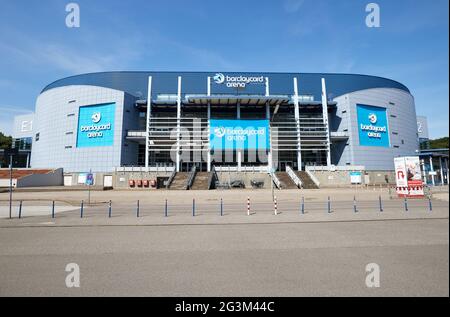 Hamburg, Deutschland. Juni 2021. Der Schriftzug „barclaycard Arena“ befindet sich auf der gleichnamigen Multifunktionsarena für Sport- und Kulturveranstaltungen. Die Barclaycard Arena in Bahrenfeld wird in Barclays Arena umbenannt. Quelle: Georg Wendt/dpa/Alamy Live News Stockfoto