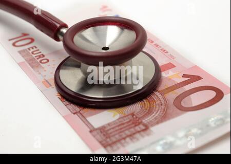 Kosten und Einnahmen im Gesundheitssektor mit Euro-Banknoten und Stethoskop Stockfoto