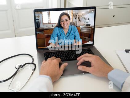 Bildschirm-Laptop mit jungen Frau Video ruft Arzt für medizinische Beratung oder Behandlung. Medizinstudentin, die Medizin in Online-Videokonferenz studiert w Stockfoto