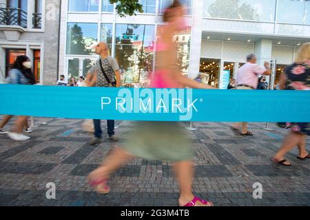 Prag, Tschechische Republik. Juni 2021. Am 17. Juni 2021 eröffnet der Modehändler Primark in Prag, auf dem Wenzelsplatz in Prag, Tschechische Republik, ein Geschäft. Kredit: Katerina Sulova/CTK Foto/Alamy Live Nachrichten Stockfoto