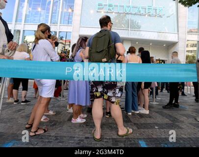 Prag, Tschechische Republik. Juni 2021. Am 17. Juni 2021 eröffnet der Modehändler Primark in Prag, auf dem Wenzelsplatz in Prag, Tschechische Republik, ein Geschäft. Auf dem Foto warten Kunden in der Warteschlange. Kredit: Katerina Sulova/CTK Foto/Alamy Live Nachrichten Stockfoto