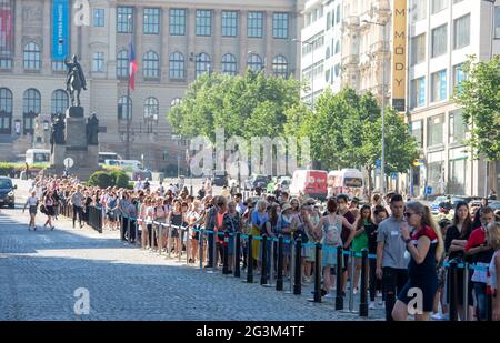 Prag, Tschechische Republik. Juni 2021. Am 17. Juni 2021 eröffnet der Modehändler Primark in Prag, auf dem Wenzelsplatz in Prag, Tschechische Republik, ein Geschäft. Auf dem Foto warten Kunden in der Warteschlange. Kredit: Katerina Sulova/CTK Foto/Alamy Live Nachrichten Stockfoto