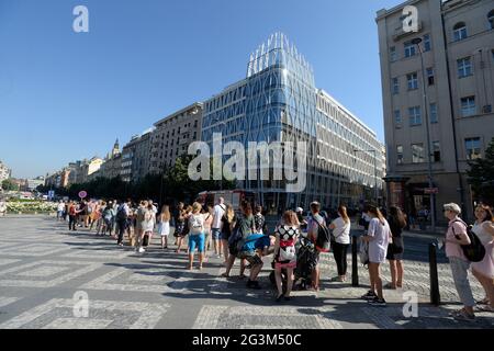 Prag, Tschechische Republik. Juni 2021. Am 17. Juni 2021 eröffnet der Modehändler Primark in Prag, auf dem Wenzelsplatz in Prag, Tschechische Republik, ein Geschäft. Auf dem Foto warten Kunden in der Warteschlange. Kredit: Katerina Sulova/CTK Foto/Alamy Live Nachrichten Stockfoto