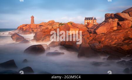 FRANKREICH. COTES D'ARMOR (22) PLOUMANACH. DIE ROSAFARBENE GRANITKÜSTE UND DER MEN RUZ LEUCHTTURM Stockfoto