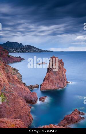 FRANKREICH. VAR (83) CAP DRAMONT. BLICK AUF DEN CATHEDRAL ROCK Stockfoto