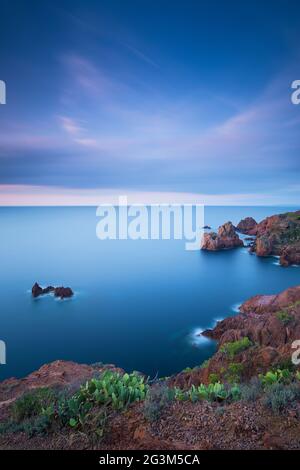 FRANKREICH. VAR (83) CAP DRAMONT. BLICK AUF DEN CATHEDRAL ROCK Stockfoto