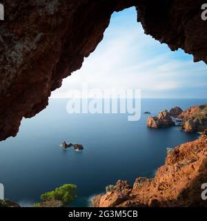 FRANKREICH. VAR (83) CAP DRAMONT. BLICK AUF DEN CATHEDRAL ROCK Stockfoto