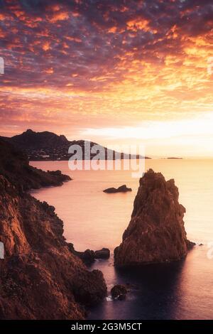 FRANKREICH. VAR (83) CAP DRAMONT. BLICK AUF DEN CATHEDRAL ROCK Stockfoto