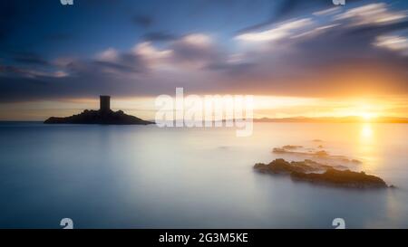 FRANKREICH. VAR (83) CAP DRAMONT. BLICK AUF DIE GOLDENE INSEL Stockfoto